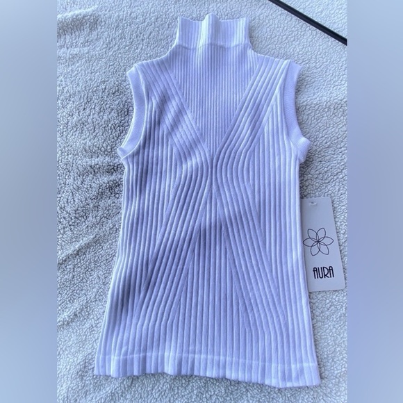NWT this yoga ribbed top is pure WHITE it just photoed poorly - Picture 2 of 5